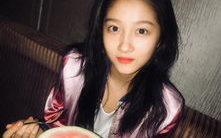 吃瓜娱乐图片搞笑可爱女,搞笑可爱女生吃瓜娱乐瞬间